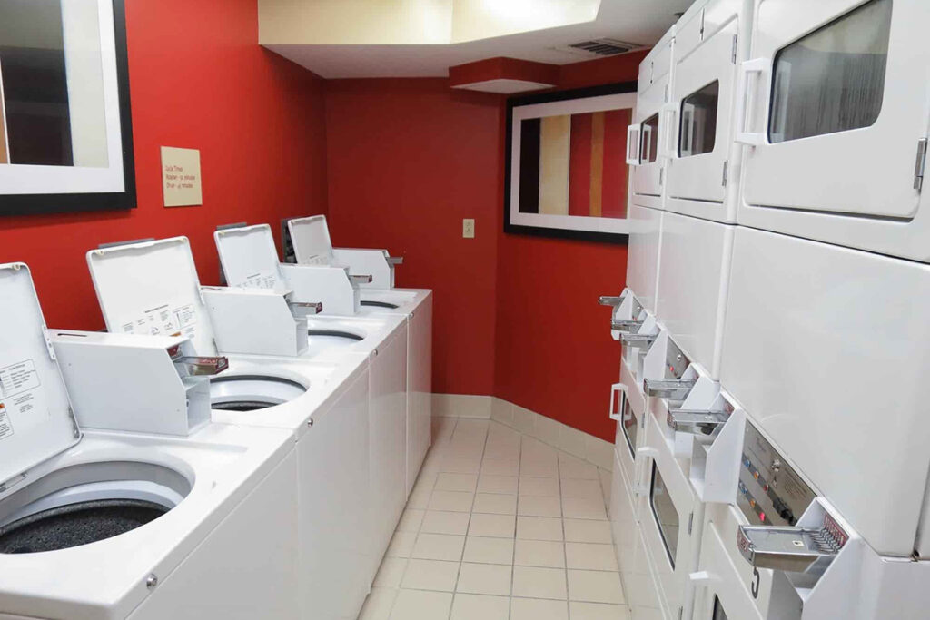 【ホテル・民泊】顧客満足度を上げるためのランドリー機器導入｜家庭用と業務用洗濯機・乾燥機の違い